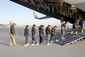 巴拿马接收首批被美国遣返的移民