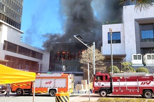 韩釜山一酒店施工现场起火致６死25伤
