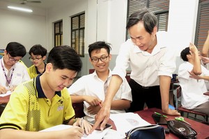 教师指导学生完成作业。