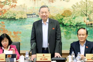 党中央总书记苏林在小组讨论发表。