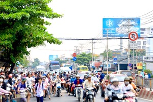 经本市的13号国道路段交通密度相当高。