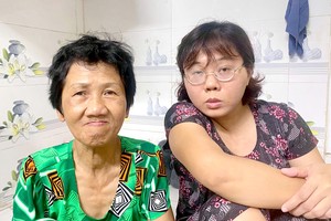 邵玉华与女儿。