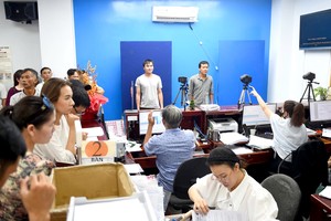 民众在本市驾照考核与签发管理科申办驾照签发、更换手续。