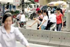 违法步行可能受到行政处罚，甚至受到刑事起诉。