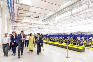 平阳省人委会主席武文明参观乐高集团绿色工厂。