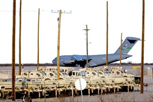 美国使用军机遣返非法移民。