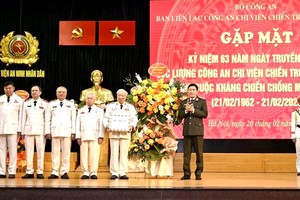 党中央委员、公安部副部长黎国雄上将向驰援南方战场公安力量联络委员会赠送鲜花和礼物。