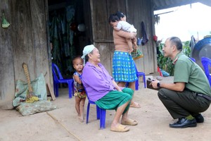 在王文强一家12人从泰国回国后，德农省格桔县公安干部已前往探望、慰问与动员他们。