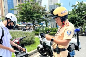 对于将摩托车交给未满足条件的人驾驶场合，不仅驾驶者，而交车者也受罚。