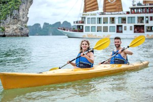 国际游客在下龙湾(广宁)体验皮划艇。