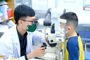 在守德市医院检查红眼症。