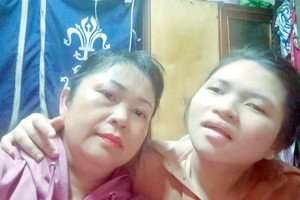 段氏锦绒与女儿邓氏锦缘。