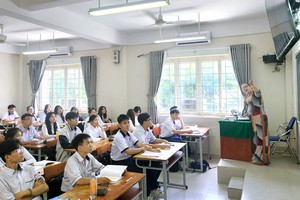 福门县胡氏璧高中学校十二年级学生正在上经济与法律教育课。