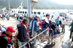 南攸码头有众多游客。