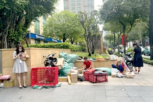 第一郡二征夫人街人行道一角已成为自发性“街市”，地面上满是商品。