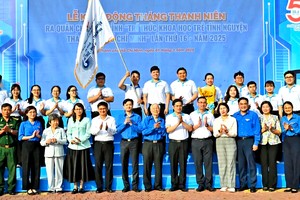 市年轻人自豪坚定追随党