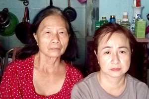 阮氏芳娥与女儿。