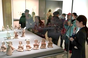 游客在中国西部机场博物馆内参观。