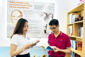 工人在协福工业区的工人住房区胡志明文化空间阅读书籍。