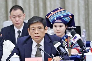 崇左市委副书记、市长迟威回答越通社记者的提问。