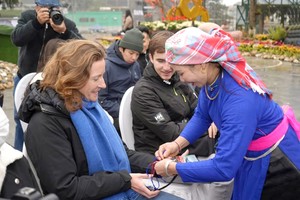 对12个国家公民实施免签政策