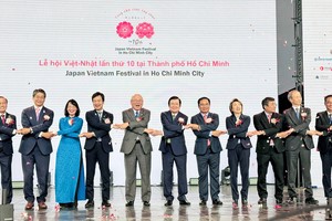 市人委会主席阮文得与各代表出席开幕仪式。