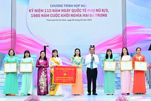 市领导向市妇联会颁赠出色竞赛锦旗。