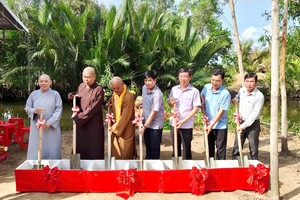 第八郡慈善团代表与地方政府代表为建桥举行动工仪式。