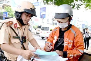 交警对违规停车的摩托车驾驶人处罚。