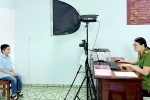 市公安厅社会秩序行政管理警察科为未满14岁的公民办理身份证。