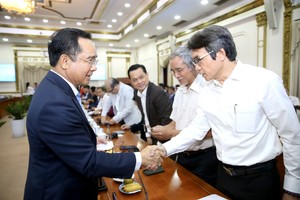 市人委会主席阮文得与各企业代表会晤。