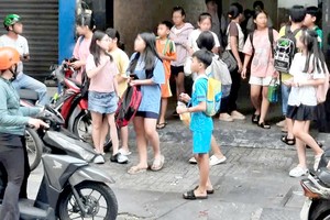 在第29号《通知》生效前，第五郡某补习中心的学生放学一瞥。