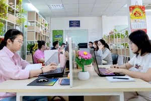 在数字化转型的背景下，数字经济是必然趋势，员工要懂得在工作中运用数字技术。