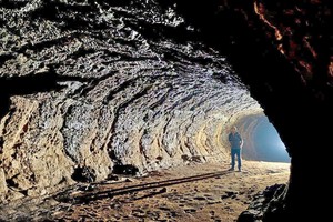 火山洞内部却宛如一座城堡。