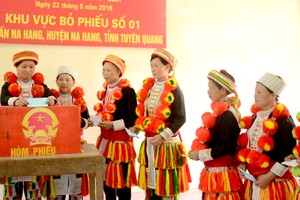 宣光省少数民族同胞投票选举第十四届国会代表及二○一六-二○二一年任期各级人民议会代表。