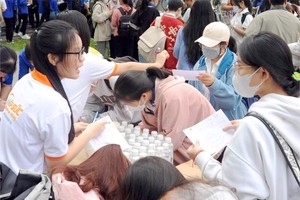 年轻人在“招聘、就业”盛会寻找就业机会。