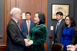 国会副主席阮氏清会见美国参议员彼得‧韦尔奇。