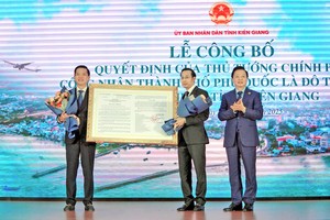 政府副总理陈红河向坚江省领导颁发公认富国市为一级都市《决定》。