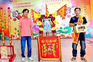 理事长凌钦廷（左）将胜标第一福炮移交给周梅鸾公司。