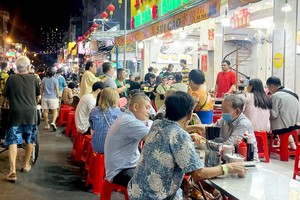 何宗权水饺街每晚都客似云来。