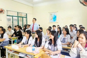 第五郡雄王高中学校十二年级学生正在上课。