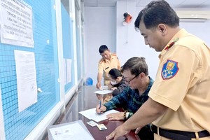 本市交警指引民众办理驾照新发、换发手续。