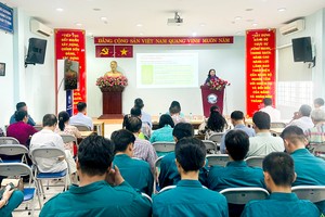 第一郡干部、党员和民众参加贯彻落实党中央政治局、党中央书记处关于政治体系组织架构重组事宜的第127号《结论》的会议。