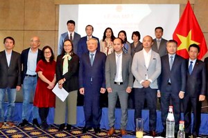 越南政府常务副总理阮和平和与会代表合影。