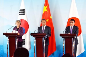 石破与中韩外长就三国合作交换意见