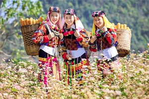 少数民族同胞的生活水平因旅游发展而显著改善。