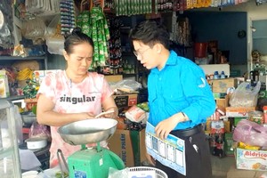 平政县共青团团员指引人民安装、使用线上公共服务。