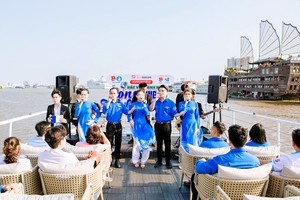 共青团团员及青年参加“从历史之河歌唱城市”艺术节目。