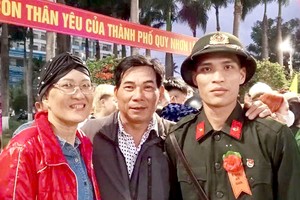 阮氏碧花与丈夫及履行军人职责的儿子。