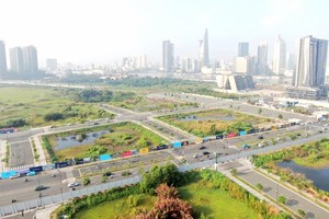 守德市守添新都市区多块规划地正等待投资者开发。